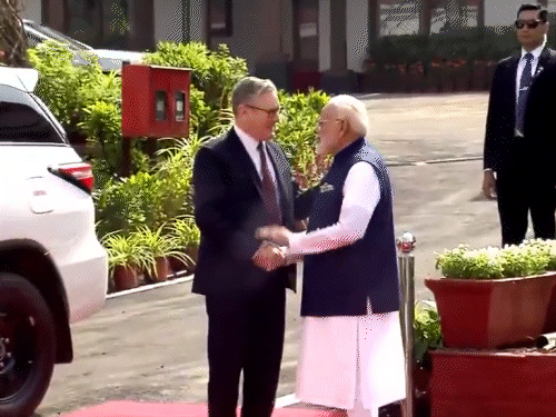 मोदी से मुंबई राजभवन में मिले ब्रिटिश PM स्टार्मर:फ्री ट्रेड एग्रीमेंट जल्द लागू करने पर बात करेंगे; मुंबई के फिनटेक इवेंट में भी शामिल