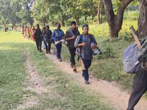 नक्सल प्रवक्ता रूपेश ने 130 साथियों संग किया सरेंडर:बीजापुर में हथियार के साथ पुलिस के पास पहुंचे; इनमें CCM-DVCM सदस्य शामिल