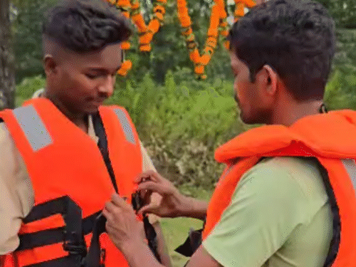 IED लगाने के मास्टरमाइंड अब चला रहे बैंबू राफ्टिंग:नई राह पर सरेंडर नक्सली, दंतेवाड़ा में वाटर स्पोर्ट्स का संचालन; गरियाबंद में मनाई पहली दिवाली