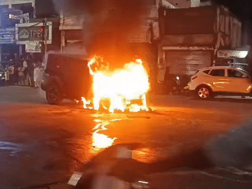 चलती थार में लगी आग…प्रॉपर्टी डीलर ने कूदकर बचाई जान,VIDEO:बीच सड़क जलती रही, बिलासपुर में घंटेभर रुका शहर का ट्रैफिक; शॉर्ट-सर्किट से भड़की आग