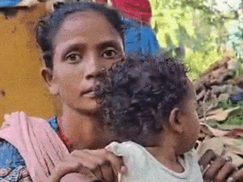 जगदलपुर में दिवाली से पहले उजड़ी बस्ती…रेलवे ने 32-घर तोड़े:महिलाएं बोलीं-राशन,बेटी की शादी के पैसे सब मलबे में दबा,पेड़ के नीचे कट रही रातें