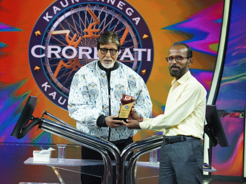KBC में अमिताभ-बच्चन ने दुर्ग के रोमशंकर का सम्मान किया:​​​​​​​27 सालों में 8.5 लाख पेड़ लगाए..बिग-B बोले-मैं भी पौधा लगाऊंगा,अपने बच्चों का नाम दूंगा
