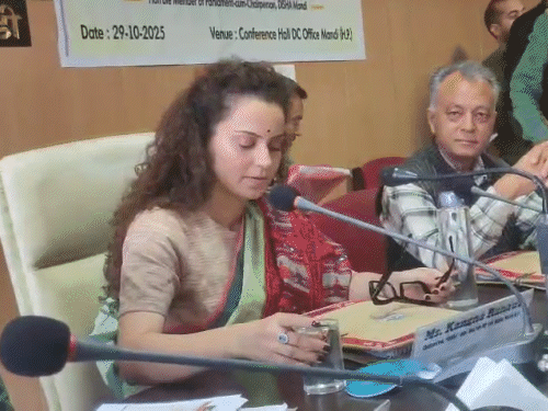 कंगना रनोट ने अधिकारियों को फटकारा:हिमाचल में मीटिंग में बोलीं- कहने के बाद भी तैयारी करके नहीं आए; अगली बार होगी कार्रवाई