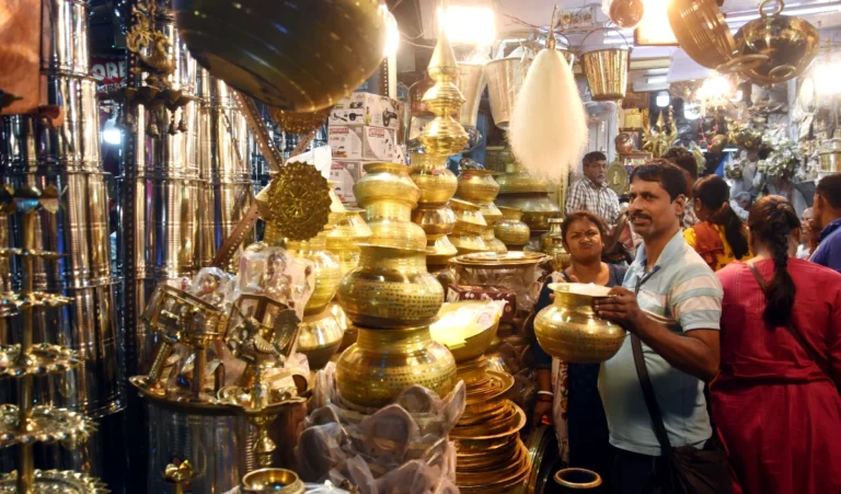 धनतेरस की खरीदारी में जरा भी चूके तो होगा भारी नुकसान, जानें क्या खरीदने से बचें, वरना रुष्ट हो जाएंगे कुबेर देव