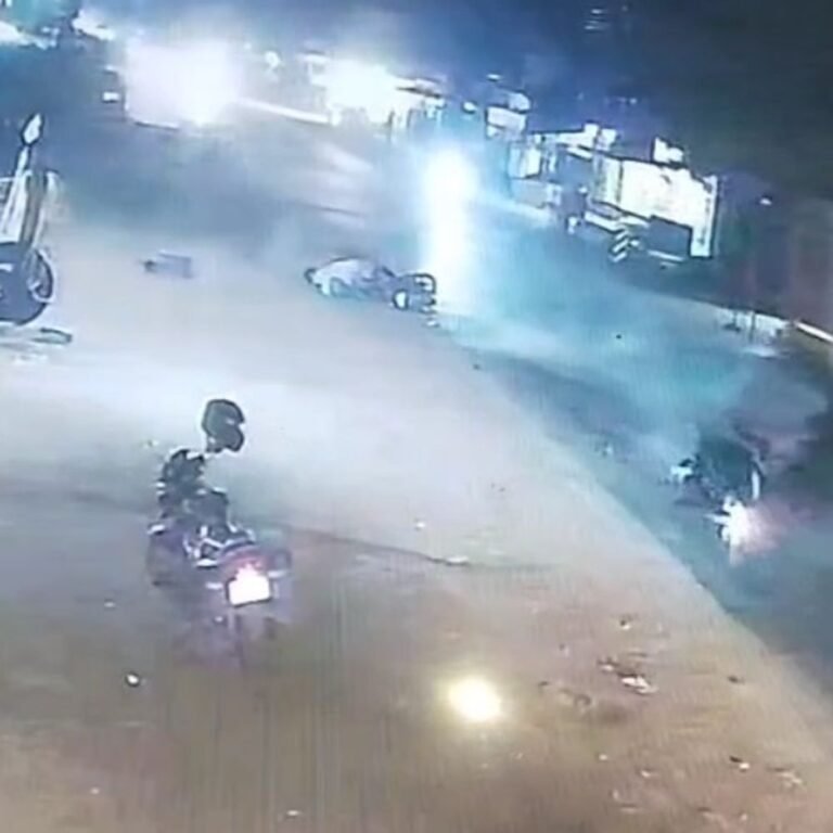 तेज रफ्तार ट्रेलर ने दो बाइक को रौंदा, छह घायल:सीसीटीवी फुटेज में घटना कैद, टक्कर के बाद हवा में उछले बाइक सवार, जांच जारी