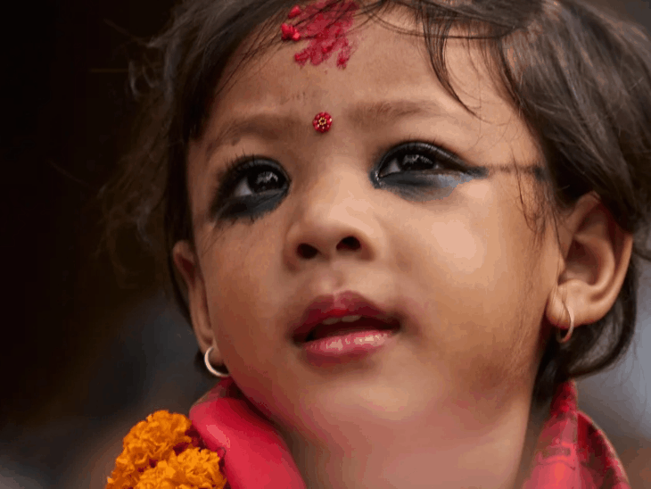 नेपाल में 2 साल की बच्ची देवी चुनी गई:पिता गोद में बैठाकर मंदिर लाए; पुरानी देवी को पीरियड्स आने से पद खाली हुआ