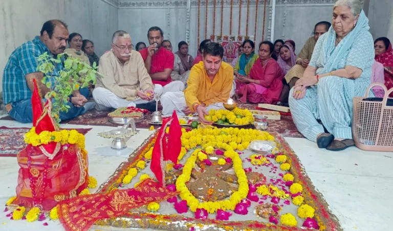 Govardhan Puja 2025: श्रीकृष्ण की कृपा पाने के लिए ऐसे करें अन्नकूट भोग, जानिए पूजा विधि और सामग्री