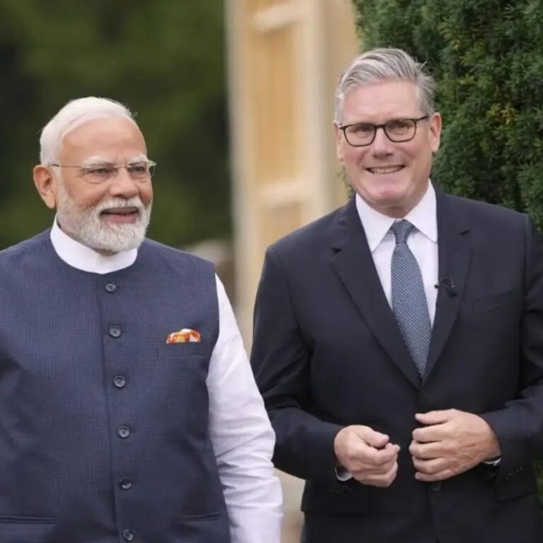 दो दिन के दौरे पर भारत पहुंचे ब्रिटिश PM स्टार्मर:ग्लोबल फिनटेक फेस्ट में शामिल होंगे, यह दुनिया में सबसे बड़े डिजिटल पैसे का लेन-देन प्रोग्राम