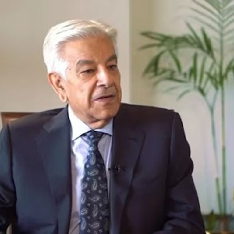 PAK रक्षामंत्री ने अफगानियों से देश छोड़ने को कहा:कहा- हमारी जमीन 25 करोड़ पाकिस्तानियों के लिए; उन लोगों को भारत पाले