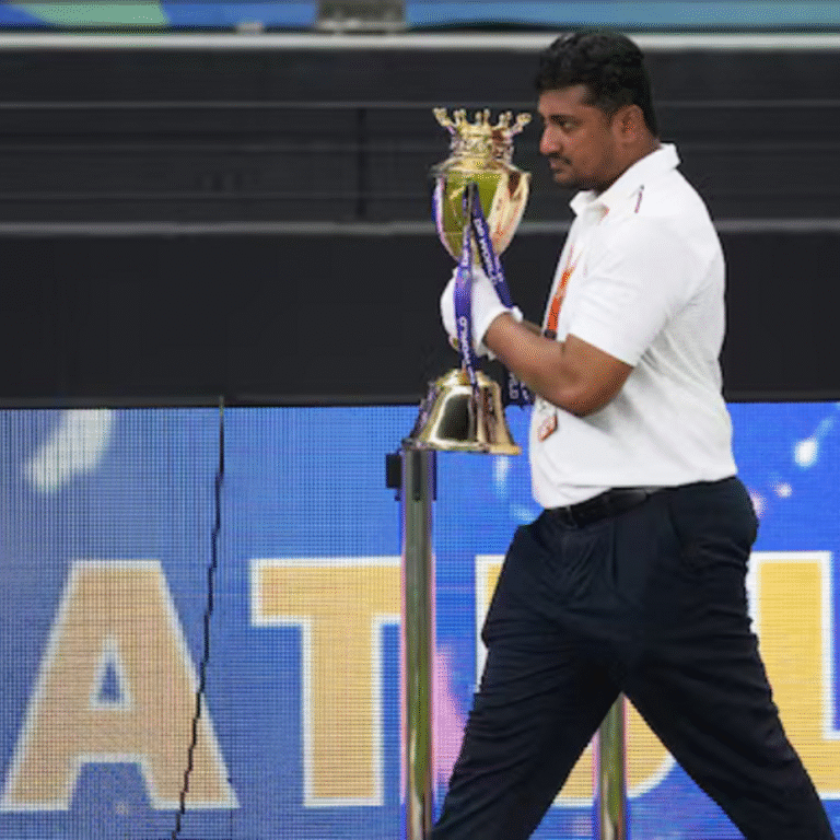 नकवी ने एशिया कप ट्रॉफी ACC दफ्तर में जमा कराई:BCCI ने पद से हटाने की चेतावनी दी थी; बिना ट्रॉफी भारत लौटी थी टीम इंडिया