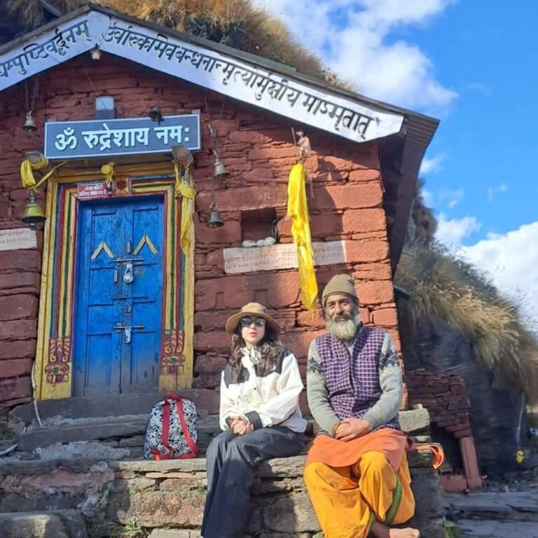रुद्रनाथ के कपाट बंद, सारा अली खान ने की पूजा:संकरे-पथरीले रास्तों से पैदल चली; भगवान रूद्रनाथ की डोली रवाना