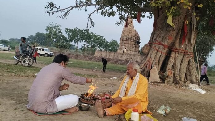 खजुराहो के जवारी मंदिर को लेकर याचिका लगाने वाले वकील राकेश दलाल ने मंदिर के बाहर किया हवन
