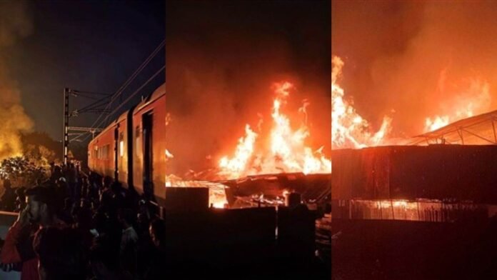 Bhopal में रेलवे ट्रेक के पास बनी आरा मशीन की दुकान में लगी भीषण आग, ट्रेनें गुजरती रहीं... चार घंटे तक मचा हड़कंप
