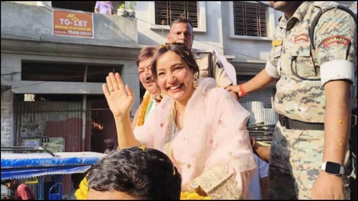 Bihar Election 2025: बिहार चुनाव में बॉलीवुड ग्लैमर का तड़का, Neha Sharma ने किया रोड शो, पिता के लिए मांगे वोट