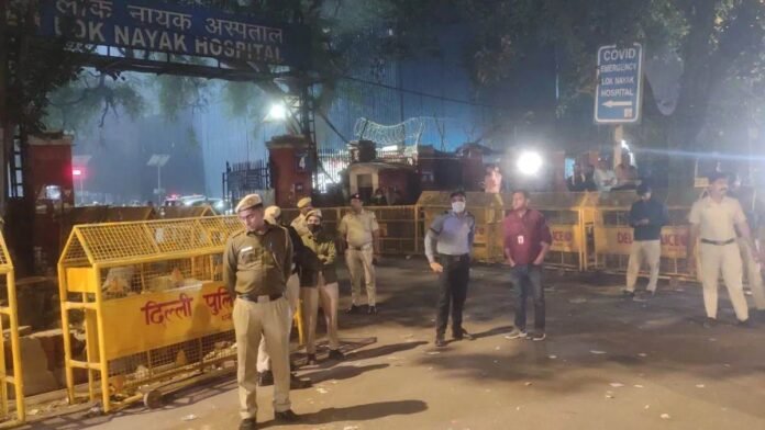 Delhi Blast: ‘मेरा बेटा कहां है... कोई तो बता दो’, दिल्ली ब्लास्ट के बाद अस्पताल में दर्द, चीखें और अफरा-तफरी का माहौल