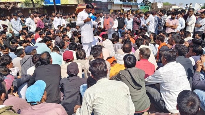 मंदसौर के सुवासरा में युवक द्वारा आत्महत्या करने के बाद चक्काजाम, आरोपित भाजपा नेता का मकान तोड़ने की मांग