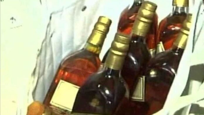 MP: चौकी प्रभारी से शराब की बोतल मांगना मीडिया प्रभारी को पड़ा भारी, पार्टी ने जारी किया नोटिस