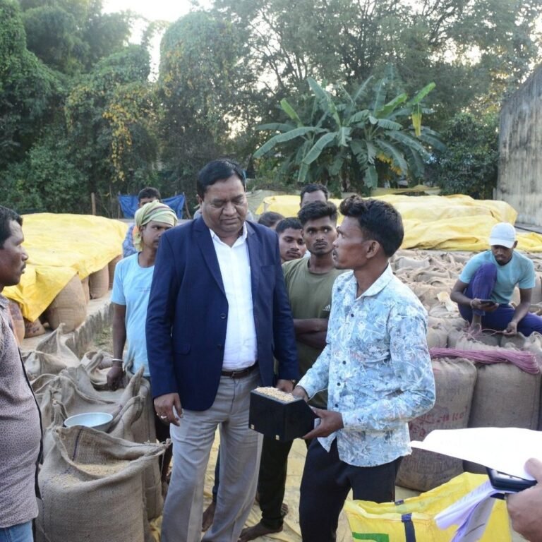 संभागायुक्त डोमनसिंह ने मसोरा धान खरीदी केंद्र का निरीक्षण किया:किसानों की व्यवस्थाएं परखीं, अधिकारियों को दिए आवश्यक निर्देश