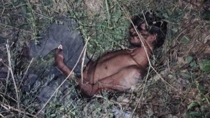 नशे में अर्द्धनग्न अवस्था में कब्र में जाकर सो गया युवक, लोगों ने समझा मुर्दा, जब उठा तो मचा हड़कंप