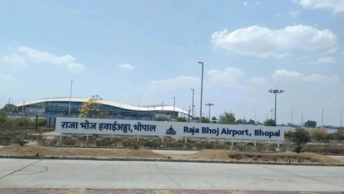 भोपाल एयरपोर्ट डायरेक्टर का अचानक निरीक्षण, साफ-सफाई में मिली लापरवाही, दिए गए सख्त निर्देश