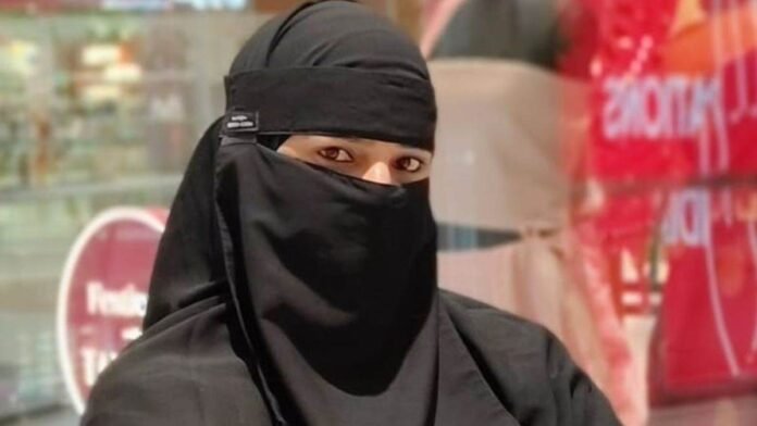 हिजाब पहनकर बुलेट चलाने वाली मुस्लिम महिला को धमकियां, बोली- कट्टरपंथियों ने किया जीना हराम