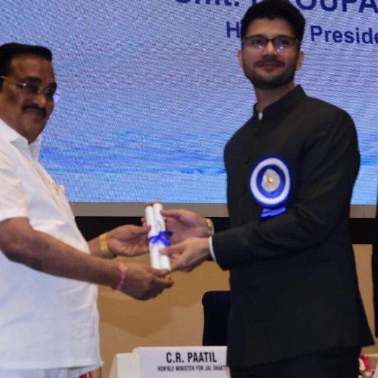 बलौदाबाजार को जल संचयन में राष्ट्रीय पुरस्कार मिला:केंद्रीय जल शक्ति मंत्री ने कलेक्टर दीपक सोनी को 1 करोड़ का चेक सौंपा