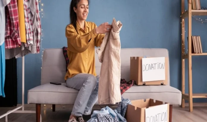 Astrology Tips: दान से पहले जान लें पुराने कपड़ों के दान के ये 5 नियम, वरना जीवन पर पड़ सकता है नकारात्मक प्रभाव