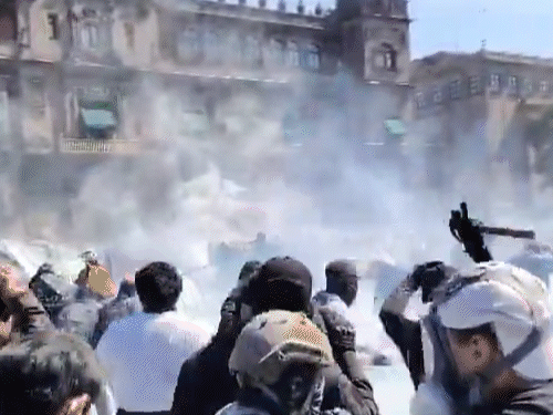 मेक्सिको में भ्रष्टाचार के खिलाफ हजारों GenZ का प्रदर्शन:मेयर की मौत से गुस्साए, राष्ट्रपति निवास की दीवारें गिराईं; पुलिस पर हथौड़ें-लाठियों से हमला