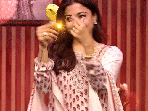 रश्मिका मंदाना ने फ्लॉन्ट की सगाई की अंगूठी!:सोशल मीडिया पर वीडियो वायरल, गर्लफ्रेंड के प्रमोशन के लिए जगपति बाबू के टॉक शो में पहुंचीं एक्ट्रेस