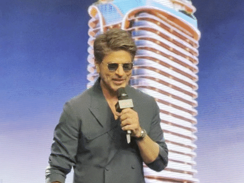 दुबई में शाहरुख खान के नाम पर बनेगी बिल्डिंग:इवेंट में मां को याद कर हुए इमोशनल, कहा- मां जिंदा होती तो बहुत खुश होती