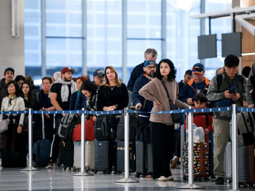 अमेरिका में 1 दिन 700 फ्लाइट्स कैंसिल:ट्रम्प के शटडाउन से स्टाफ में कमी, 40 बड़े एयरपोर्ट्स ने उड़ानें घटाईं