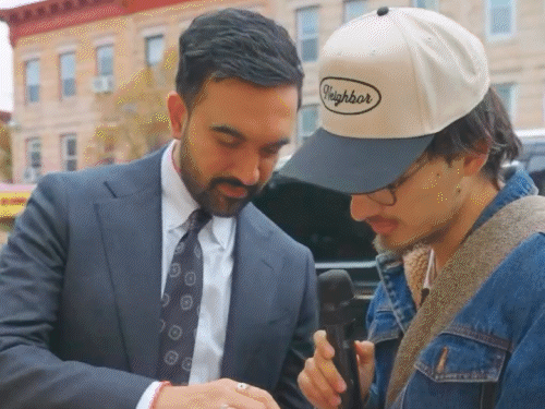 न्यूयॉर्क मेयर चुने गए ममदानी ने खाई रजनीगंधा इलायची:सोशल मीडिया पर लोग बोले- अब लगे असली इंडियन