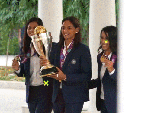 वर्ल्ड चैंपियन लड़कियों से मिले मोदी, VIDEO:हरलीन ने पूछा स्किन ग्लो का राज; PM ने दीप्ति से कहा- हनुमानजी का टैटू क्यों बनवाया