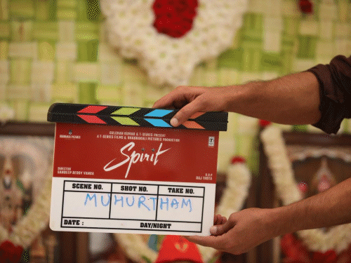 प्रभास की फिल्म स्पिरिट की शूटिंग शुरू:मुहूर्त पर चिरंजीवी रहे मौजूद, दीपिका पादुकोण के बाहर होने से फिल्म सुर्खियों में आई थी