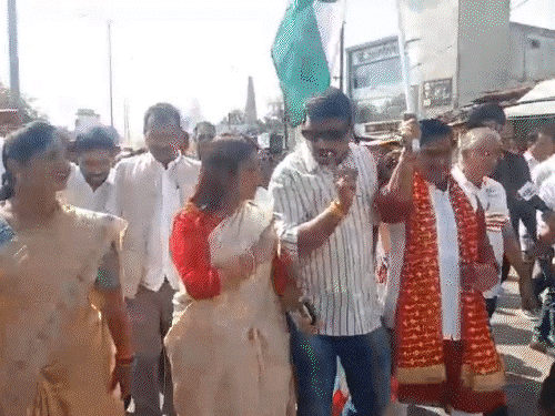 केंद्रीय मंत्री के सामने भिड़े BJP MLA और प्रदेश मंत्री...VIDEO:एक-दूसरे को देख लेंगे बोले सुशांत और हर्षिता, महिला नेता की बांह पकड़ते दिखा BJP-कार्यकर्ता