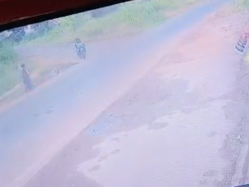 नाबालिग लड़की ने 3 को कार से कुचला..मौत का VIDEO:प्रत्यक्षदर्शी बोली-टक्कर से महिला उछलकर सड़क पर गिरी, गाड़ी छोड़कर भागे आरोपी, अब बेटी-पिता गिरफ्तार