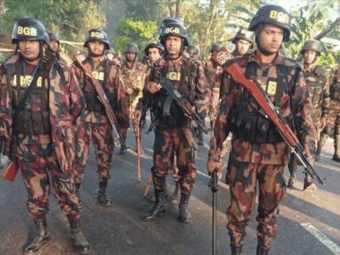 शेख हसीना पर आज कोर्ट का फैसला, बांग्लादेश में हिंसा:भीड़ ने कई जगह गाड़ियां फूंकी, धमाके-पथराव किए; पुलिस को प्रदर्शनकारियों पर फायरिंग का आदेश