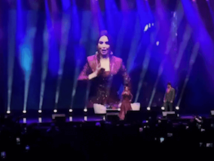 विवादों से घिरा माधुरी दीक्षित का कनाडा शो:3 घंटे फैंस को करना पड़ा इंतजार, साढ़े 7 के शो में 10 बजे मंच पर आईं, सपोर्ट में उतरे फैंस