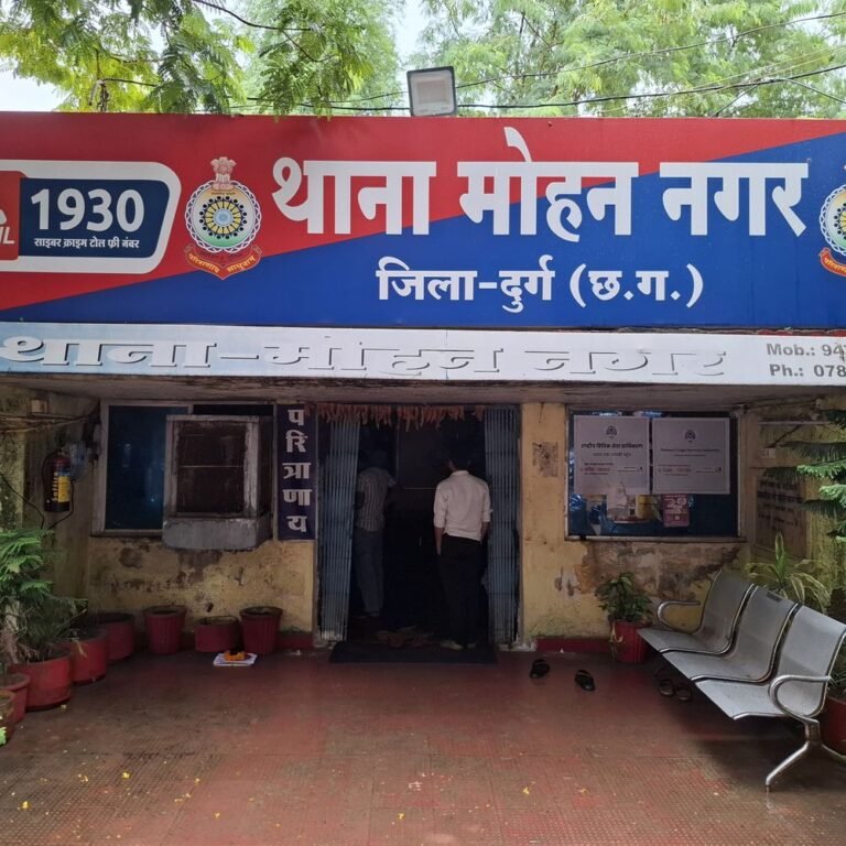 40 से अधिक रेलकर्मियों से 77 लाख की ठगी:दुर्ग में गैंगमैन पत्नी संग फरार, रायपुर एयरपोर्ट पर आखिरी लोकेशन