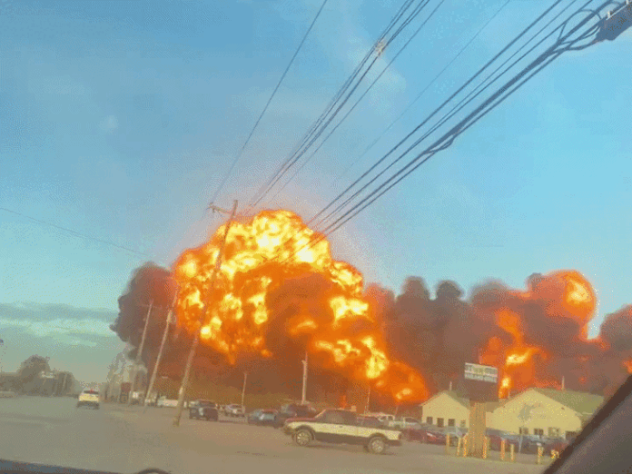 अमेरिका के केंटकी राज्य में कार्गो प्लेन क्रैश:कई लोग घायल, 8 किमी के दायरे तक लोगों को घर में रहने का आदेश