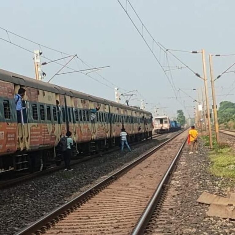 बिलासपुर में एक ही ट्रैक पर फिर आई 3 ट्रेनें:यात्री ट्रेन के आगे-पीछे खड़ी हो गईं दो मालगाड़ियां, ट्रेन से नीचे उतरे पैसेंजर