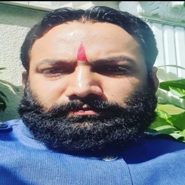 सूदखोर वीरेंद्र तोमर पुलिस हिरासत में:ग्वालियर में घेराबंदी कर पकड़ा, लोअर-टीशर्ट में घूम रहा था; कल रायपुर लेकर पहुचेंगे अफसर