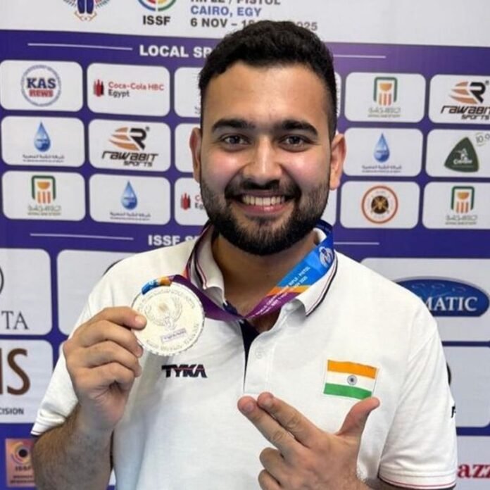 अनीश भनवाला ने वर्ल्ड शूटिंग चैंपियनशिप में सिल्वर जीता:फ्रांस के शूटर को गोल्ड; इंडिया के 5 मेडल हुए, चीन 4 गोल्ड के साथ टॉप पर