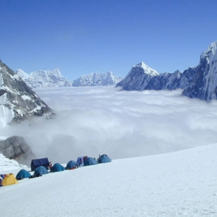 नेपाल में बर्फ का पहाड़ टूटा, 7 पर्वतारोहियों की मौत:5,630 मीटर ऊंची चोटी पर हादसा; लापता लोगों की तलाश जारी