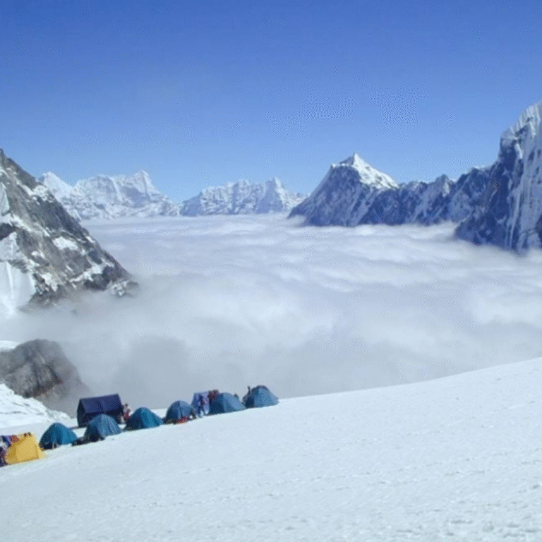 नेपाल में बर्फ का पहाड़ टूटा, 7 पर्वतारोहियों की मौत:5,630 मीटर ऊंची चोटी पर हादसा; लापता लोगों की तलाश जारी