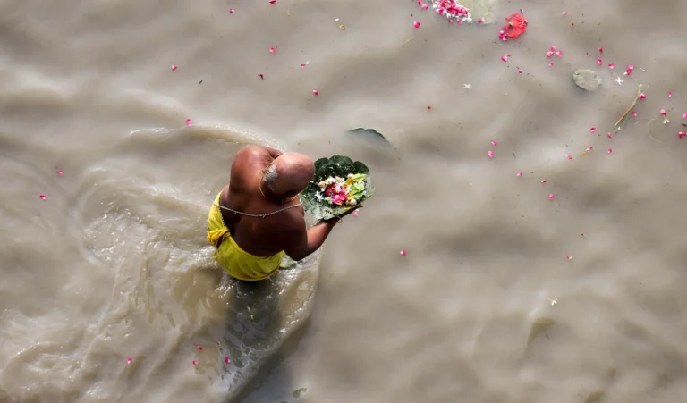 जीवन में बाधाएं? पितरों को प्रसन्न करने के सरल उपाय, जाने लक्षण और निवारण