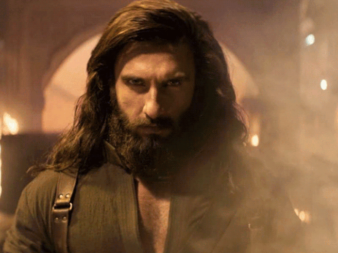 रणवीर सिंह की 'धुरंधर' रिलीज से पहले विवादों में:शहीद मेजर मोहित शर्मा के पेरेंट्स ने दिल्ली हाईकोर्ट से फिल्म पर रोक लगाने की मांग की