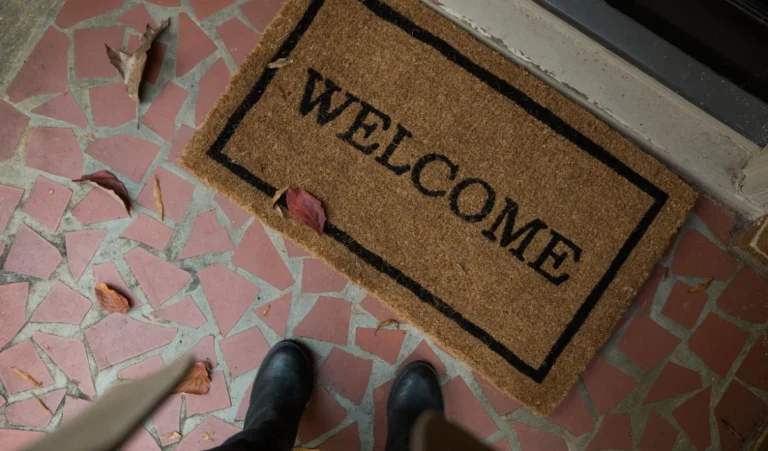 क्या ‘वेलकम’ डोरमैट सच में लाता है नकारात्मकता? वास्तु शास्त्र ने बताई घर की खुशहाली की सच्चाई!