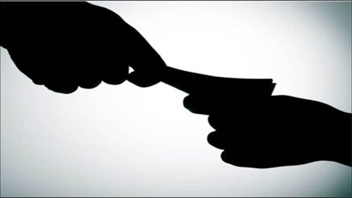 धार के डही में शिक्षा विभाग का बाबू 10 हजार रुपये रिश्वत लेते रंगे हाथ पकड़ा गया, पेंशन के लिए मांगी घूस