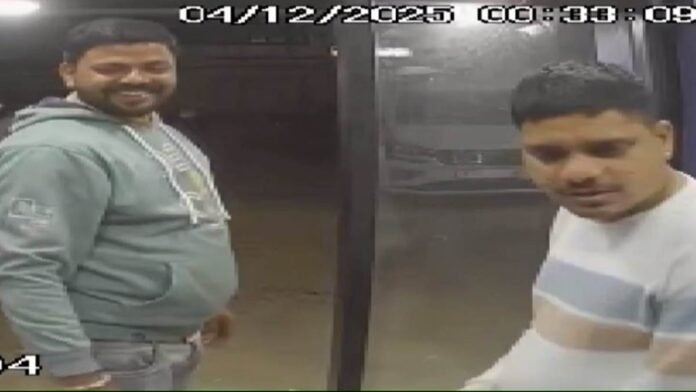 एटीएम से रुपये नहीं निकले तो मुक्का मारकर तोड़ दी स्क्रीन, CCTV फुटेज से इन्हें तलाश रही भिंड पुलिस